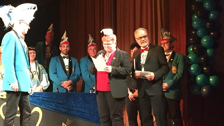Bernd Uttenreuther, der Präsident der Närrischen Siedler (links), wurde vom Fränkischen Fastnachtsverband mit dem "halben Till" geehrt.