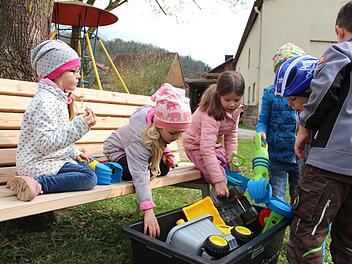Die Burghäuser Kinder müssen nicht mehr ihr eigenes Spielzeug auf den Spielplatz mitbringen, um im Sand zu buddeln. Es gibt dort jetzt eine Spielekiste und zum Ausruhen zwei neue Sitzbänke.Heike Beudert