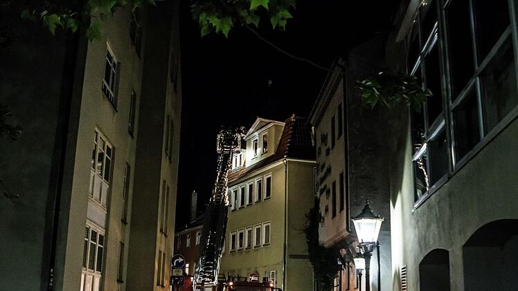 Im Dachgeschoss eines Hauses im Coburger Steinweg war in der Nacht zum Freitag ein Brand ausgebrochen. Mit einem Großeinsatz löschte die Feuerwehr die Flammen und brachte die Bewohner in Sicherheit.Foto: Jochen Berger