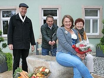 Probesitzen bei der Brunneneinweihung.  Foto: Maria L&ouml;ffler