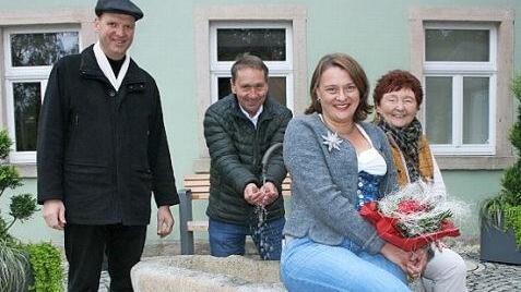 Probesitzen bei der Brunneneinweihung.  Foto: Maria L&ouml;ffler