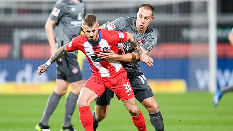 Auf Zweikämpfe wie diesen muss Fußballprofi Niklas Dorsch in Zeiten der Corona-Krise verzichten. Tom Weller/dpa