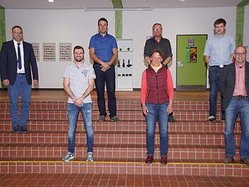 Sechs neue Gemeinderatsmitglieder vereidigte Bürgermeister Matthias Bäuerlein (links) in der konstituierenden Sitzung. Es sind dies (weiter von links: Jonas Bäuerlein, Markus Marschall, Petra Diener, Robert Brühl, Matthias Dösch und Erwin Weininger. Sabine Weinbeer