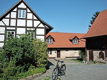 "Grünes Licht" gab der Gemeinderat Ködnitz für ein Projekt der Adalbert-Raps-Stiftung auf dem Heinersreuther Hof. Hier sollen unter anderem Gästezimmern in "Tiny-Houses" entstehen.  Foto: Werner Reißaus
