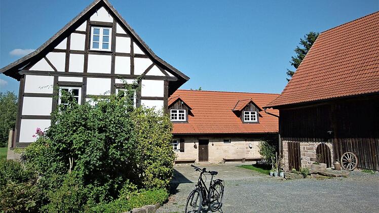 "Grünes Licht" gab der Gemeinderat Ködnitz für ein Projekt der Adalbert-Raps-Stiftung auf dem Heinersreuther Hof. Hier sollen unter anderem Gästezimmern in "Tiny-Houses" entstehen.  Foto: Werner Reißaus
