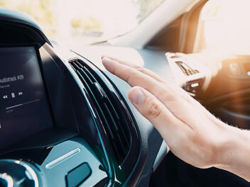 Im Sommer nutzen viele gerne ihre Klimaanlage im Auto - doch nicht immer ist es auch erlaubt.