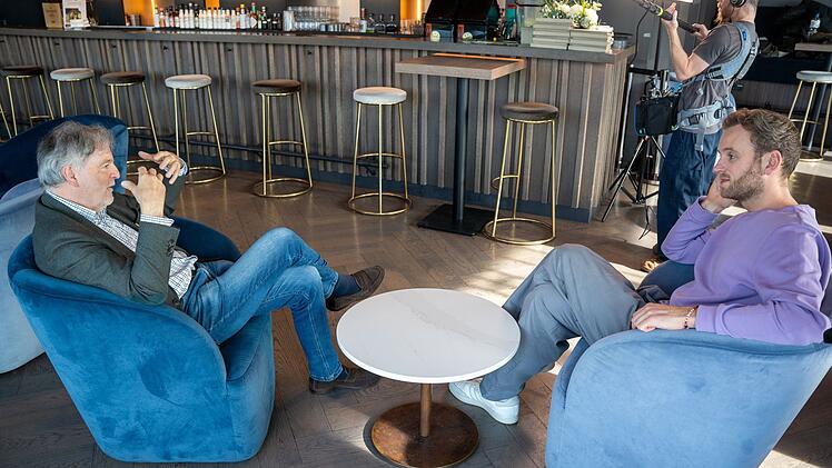 Leon Windscheid (rechts) unterh&auml;lt sich mit dem Psychologen Johannes Lindenmeyer &uuml;ber die Frage, warum so viele Menschen im Alkohol ein Gef&uuml;hl von Geborgenheit suchen.