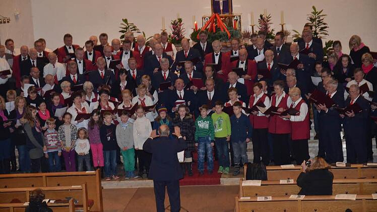 Das imposante Finale mit dem Gemeinschaftschor mit weit über hundert Sängerinnen und Sängern unter Leitung von Georg Wolf