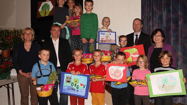 Die Grundschüler freuten sich über Preise. Unser Bild zeigt sie mit Diana Stark-Heil und Vorsitzendem Manfred Krönert (von links) sowie Rektorin Angelika Schmitt und Bürgermeister Michael Ziegler (von rechts).