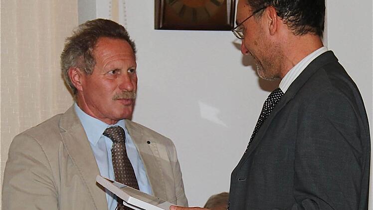 Noch vor der Wahl verabschiedete der bisherige VG-Vorsitzende Thomas Hack (rechts) Reinhard Hallhuber.