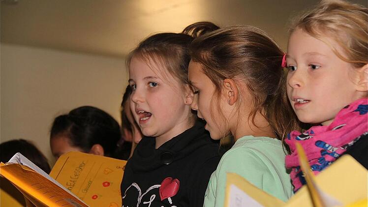 Der Schülerchor der Viertklässler setzte den musikalischen Rahmen für die Einführungsfeier