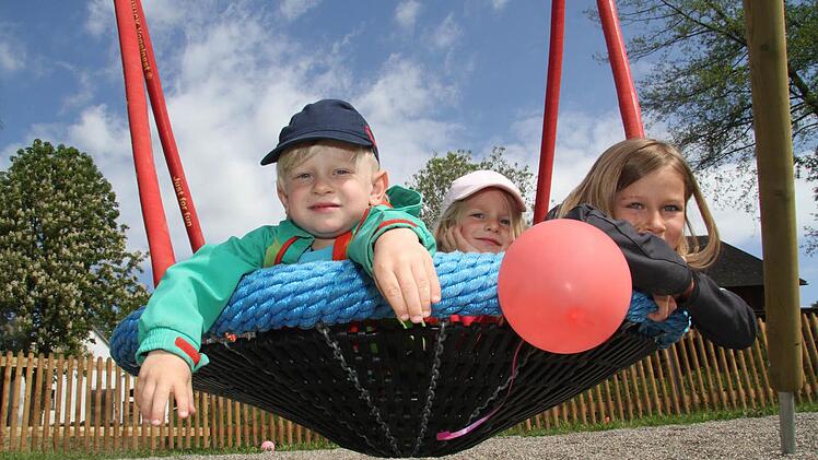 Für das Trio ist die Nestschaukel ideal.