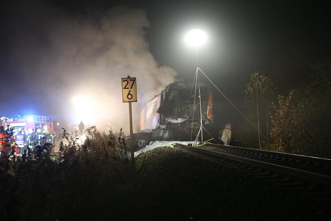 Personenzug rast in US-Militär-Schwertransporter