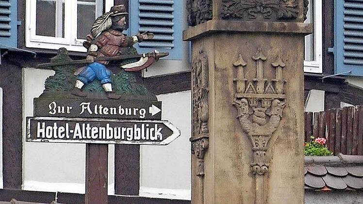Der kuriose Altenburg-Wegweiser ist seit Jahren verschwunden. Ein Gaustadter hat ihn geschnitzt. Foto: Rinklef