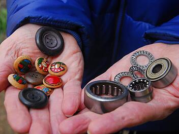Knöpfe und Gürtelschnallen wurden gleich nach dem Krieg produziert, dann gelang mit den INA-Nadellagern der Durchbruch. Foto: Bernhard Panzer