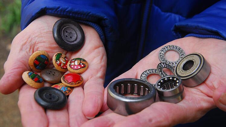 Knöpfe und Gürtelschnallen wurden gleich nach dem Krieg produziert, dann gelang mit den INA-Nadellagern der Durchbruch. Foto: Bernhard Panzer