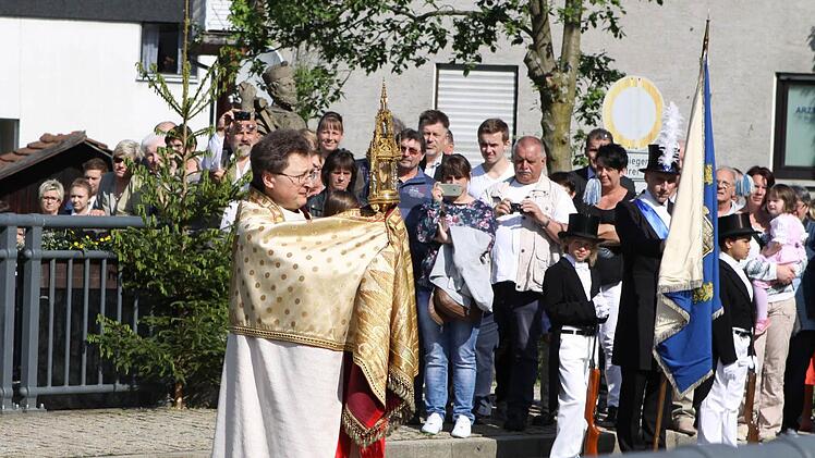 Pater Jan Poja erteilt den Segen in alle vier Himmelsrichtungen. Foto: Michael Wunder