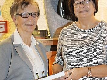 Angela Beyerlein übergibt die Leitung der Heiligenstadter Bücherei an Elke Heske, die seit fünf Jahren zum Team gehört. Foto: Schwind