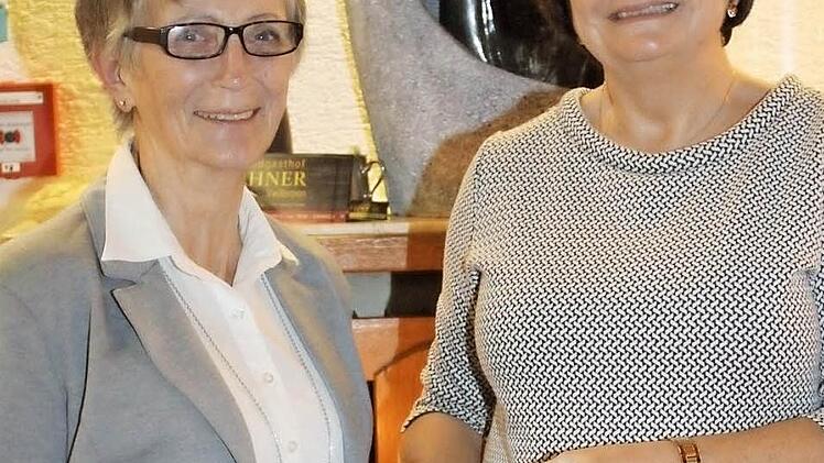 Angela Beyerlein übergibt die Leitung der Heiligenstadter Bücherei an Elke Heske, die seit fünf Jahren zum Team gehört. Foto: Schwind