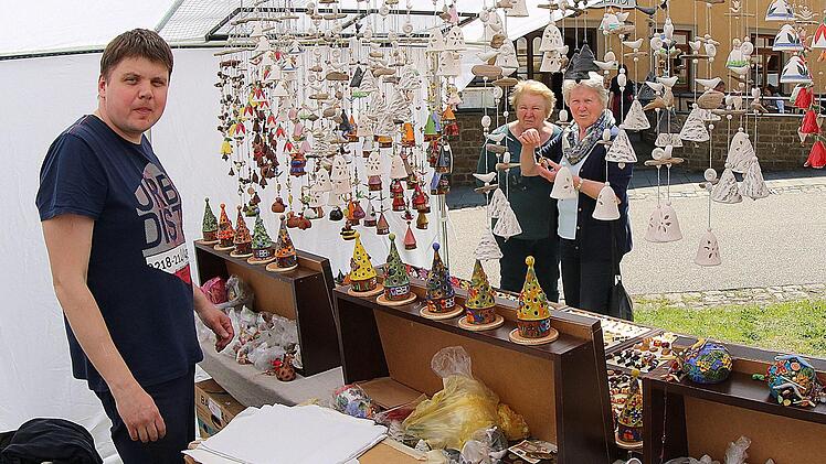 Mobiles aus Ton sorgten an diesem Stand für eine klangvolle Untermalung. Foto: Dieter Britz