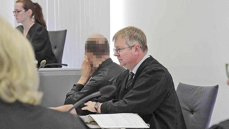 Der Beschuldigte zu Beginn des Sicherungsverfahrens neben seinem Anwalt Thomas Gärtner.  Foto: chp