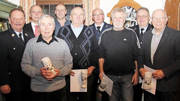 Vordere Reihe: Arno Ullman (40 Jahre) Georg Geinzer (60 Jahre), Gerhard Zollhöfer (40 Jahre), Arno Steinbeißer (40 Jahre) hinten Kommandant Werner Starke, Bürgermeister Heinrich Süß, Andreas Süß (40 Jahre), Vorsitzender Volker Jung und Roland Maier (40 Jahre)