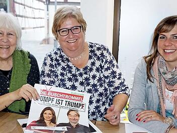 Das Organisationsteam mit Retta Müller-Schimmel. Ruthild Schrepfer und Claudia Belzer besprechen im Bücher-Café den Ablauf des Kabarettabends.  Foto: Richard Sänger