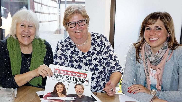 Das Organisationsteam mit Retta Müller-Schimmel. Ruthild Schrepfer und Claudia Belzer besprechen im Bücher-Café den Ablauf des Kabarettabends.  Foto: Richard Sänger