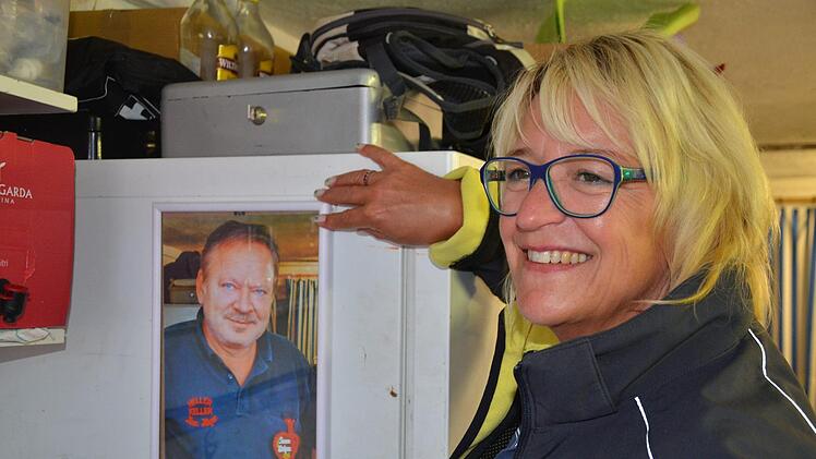 Gundi Baier mit dem Porträt von Georg Hager, dem früheren Wirt und "Schutzengel"  des Kellers.