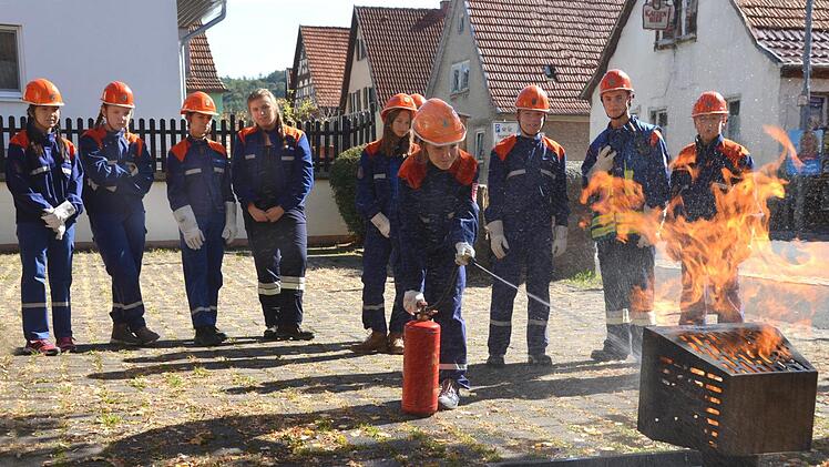 Dank des gasbetriebenen "Fire-Trainers" können verschiedene Brände simuliert und der Einsatz von Feuerlöschern, geübt werden so wie hier in Hohn.