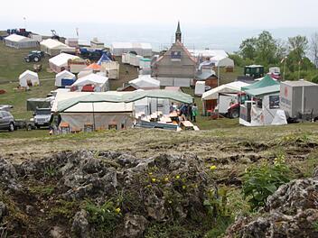 Ruhe vor dem Besucheransturm: Die Festzelte, Bierbänke und Imbissbuden stehen bereits. Foto: Ronald Heck