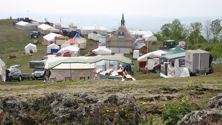 Ruhe vor dem Besucheransturm: Die Festzelte, Bierbänke und Imbissbuden stehen bereits. Foto: Ronald Heck