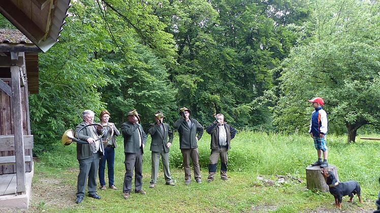 Das Heunhüttentreffen begann mit einem Geburtstagsständchen der Horngruppe der Jäger für Friedrich Oehme. Der 80-Jährige gehört zu den Teilnehmern von Anfang an. Viele seiner Projekte und ganz besonders das Fledermausmonitoring haben bei den Treffen ihre Gestalt gefunden. Foto: Pauline Lindner