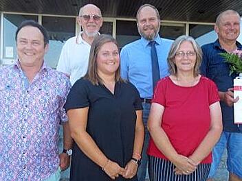 Diese Blutspender wurden bei der Gemeinderatssitzung mit einer BRK-Urkunde ausgezeichnet (von links): Peter Höhn, Gert Streckenbach, Lena Schleifenheimer, Bürgermeister Bernd Reisenweber, Regina Pietsch, Gunter Carl.  Foto: Doris Weidner