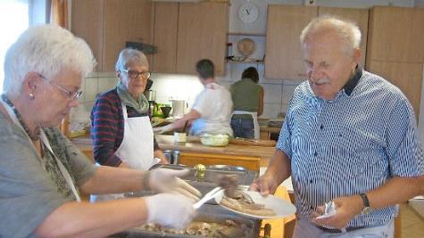 Gisela Engelhardt und Inge Muggenh&ouml;fer versorgen Valentin Schaub.
