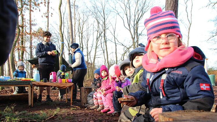Weihnachten nach Indianerart: Die Kinder des Waldkindergartens  Adelsdorf   sitzen  mit Erzieherin Claudia Smits   vor ihrem Tipi, singen und essen Plätzchen.  Foto: Christian Bauriedel