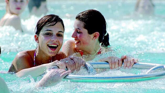 Mit der ganzen Familie einen Badetag einlegen und trotzdem erholen k&ouml;nnen, ist im Geomaris in Gerolzhofen dank des Saunabereichs und der entspannenden Wasserbecken m&ouml;glich. Foto: Geomaris