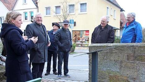 Tourist-Fachkraft Helen Zwinkmann (links) stellt eine der neuen Wegstationen vor. Weiter von links: Bürgermeister Jürgen Hennemann, Stadtführer Werner Scharpf, Textautor Karl-Heinz Krebs, Bürgervereinsvorsitzender Ingo Hafenecker und Kreisheimatpfleger Günter Lipp.