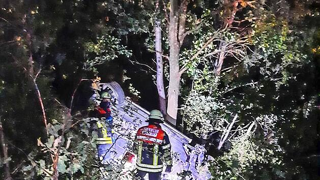 Der Wagen wurde erst nach aufwendiger Suche in der B&ouml;schung gefunden.  Foto: Feuerwehr Forchheim