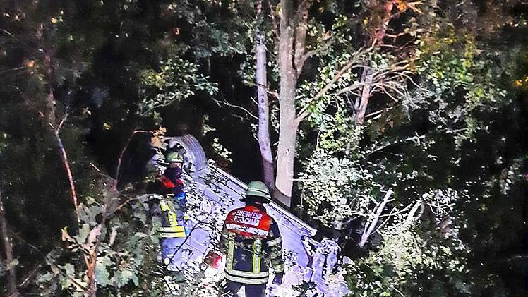 Der Wagen wurde erst nach aufwendiger Suche in der Böschung gefunden.  Foto: Feuerwehr Forchheim
