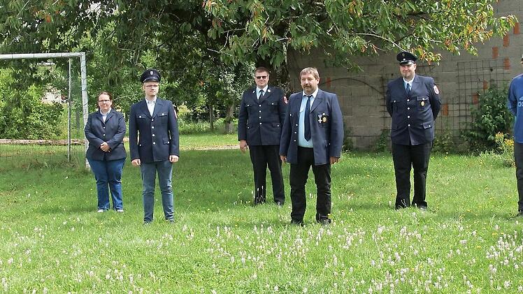 Das Bild zeigt (von links) stellvertretenden Bürgermeister Klaus Amschler, Schriftführerin Daniela Maisel, Zweiten Kommandanten Tobias Schenkel, KBM Stefan Heidenreich, Beisitzer Alexander Münch, Ersten Vorsitzenden Sebastian Schmidt, Beisitzer Sven Distler und Zweiten Vorsitzenden Stefan Lanzendörfer.