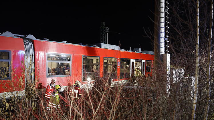 Zug erfasst Auto am unbeschrankten Bahnübergang