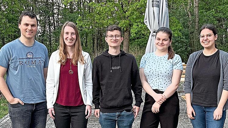 Unser Bild zeigt (von links) Valentin Gehrig, Marina Treuting, Bastian Schmitt, Lina Kastl sowie Claudia Reichert, nicht im Bild ist Jannik Kiesel.