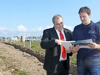 Noch im Herbst soll von dieser sich im Bau befindlichen Photovoltaikanlage Strom ins Netz geliefert werden. Der größte Miteigentümer wird die Sparkasse Kulmbach-Kronach sein. Im Bild: Das stellvertretende Vorstandsmitglied, Klaus Bodenschlägel und der Geschäftsführer von Münch Elektrotechnik, Mario Münch. Foto: Veronika Schadeck