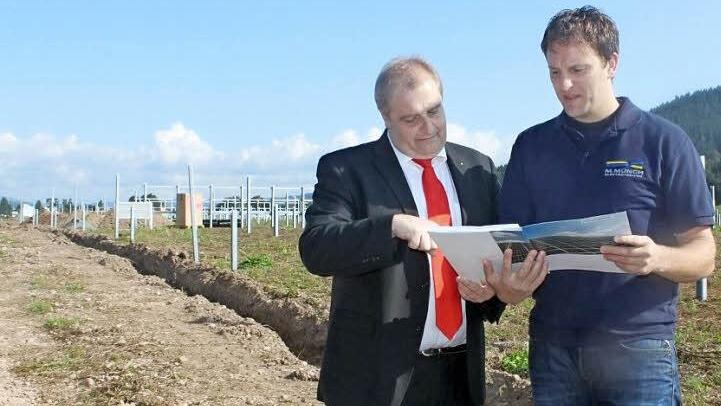 Noch im Herbst soll von dieser sich im Bau befindlichen Photovoltaikanlage Strom ins Netz geliefert werden. Der größte Miteigentümer wird die Sparkasse Kulmbach-Kronach sein. Im Bild: Das stellvertretende Vorstandsmitglied, Klaus Bodenschlägel und der Geschäftsführer von Münch Elektrotechnik, Mario Münch. Foto: Veronika Schadeck