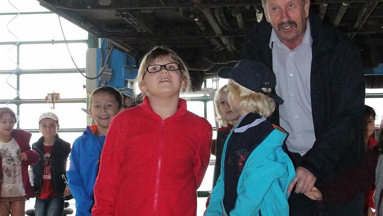 Unterm Bus durchspazieren.