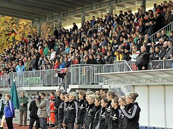 Dass Fußballspiele mit Nationalhymnen beginnen, kommt im Bamberger Fuchs-Park-Stadion nicht allzu oft vor. Umso erfreulicher, dass die Haupttribüne voll besetzt war. Unser Bild zeigt im Vordergrund die deutsche Bank, die wie alle Augenzeugen 80 Minuten vergeblich auf einen Torschrei warteten. Fotos: Bertram Wagner