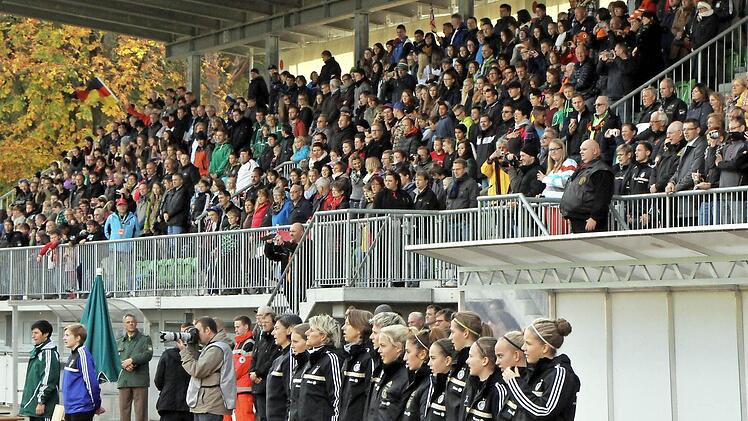 Dass Fußballspiele mit Nationalhymnen beginnen, kommt im Bamberger Fuchs-Park-Stadion nicht allzu oft vor. Umso erfreulicher, dass die Haupttribüne voll besetzt war. Unser Bild zeigt im Vordergrund die deutsche Bank, die wie alle Augenzeugen 80 Minuten vergeblich auf einen Torschrei warteten. Fotos: Bertram Wagner