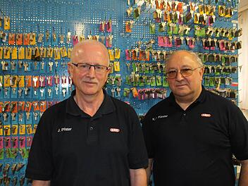 Eine Seltenheit in der schnelllebigen Arbeitswelt sind Jubiläen, wie sie Hans Pfister (links) und Karl-Heinz Förster begehen: Sie haben 50 Jahre lang, vom ersten bis zum letzten Tag, in ein und demselben Betrieb gearbeitet. Foto: Laura Köhler
