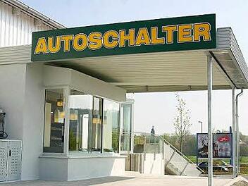 Wie bei der ersten Filiale der Sachs-Bäckerei in der Gymnasiumstraße lockt auch beim "Bäck am Eck" ein eigens eingerichteter Autoschalter, an dem man bequem vom Wagen aus Brot, Gebäck oder den beliebten "Coffee to go" ordern kann.